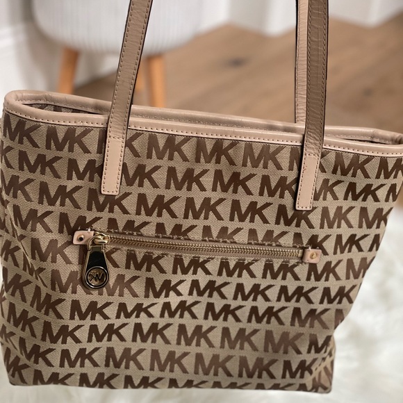 Michael Kors Montauk Tote - Medium. Beige/Ebony/Buff with gold detail. - Picture 1 of 5